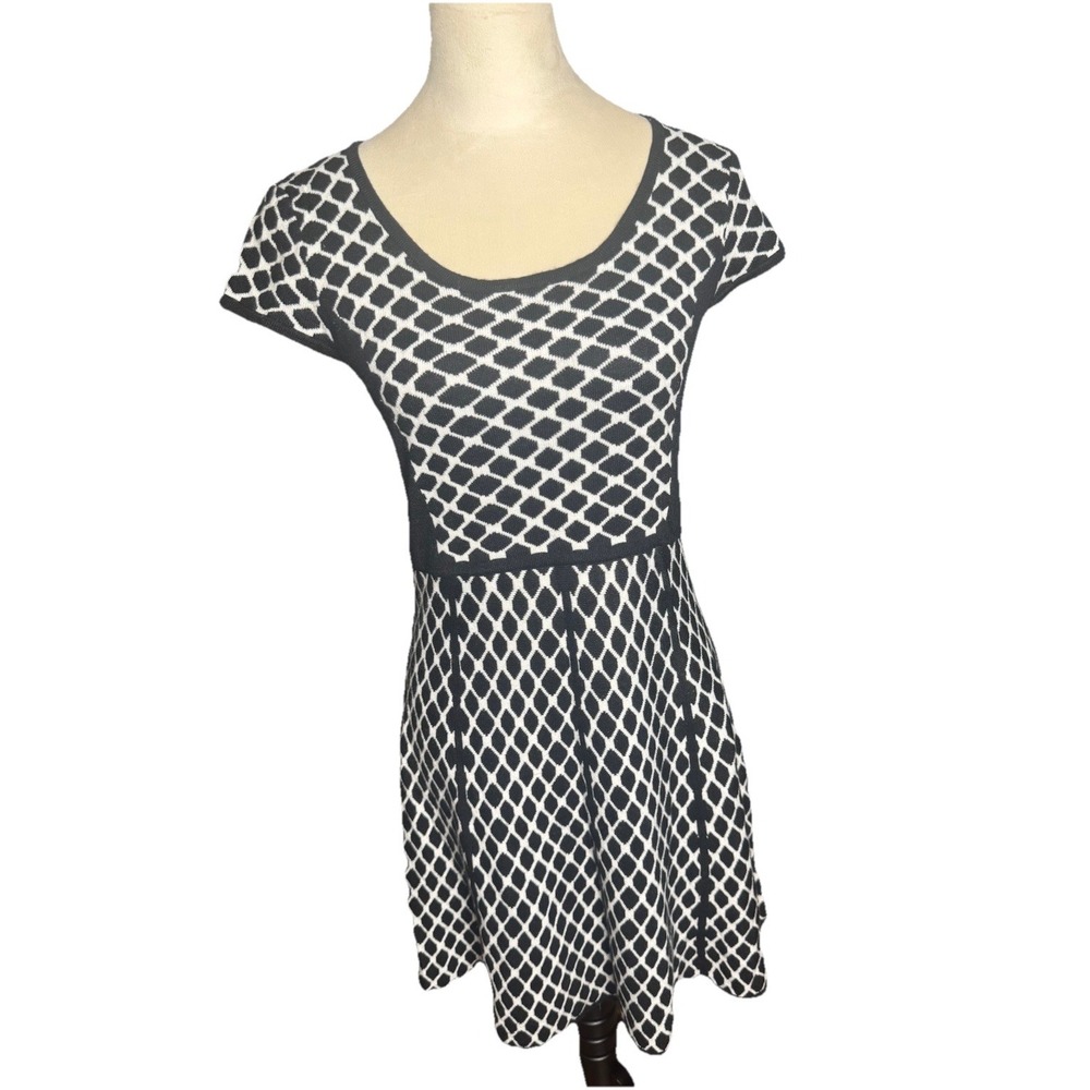 Sandra Darren Dress Black White Sweater Dress Medium Mini Flare
